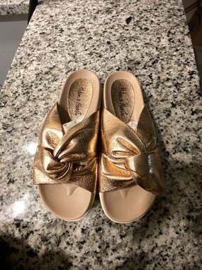Helen & Heart Rose Gold Metallic Twisted Strap Slide Sandals Size 36